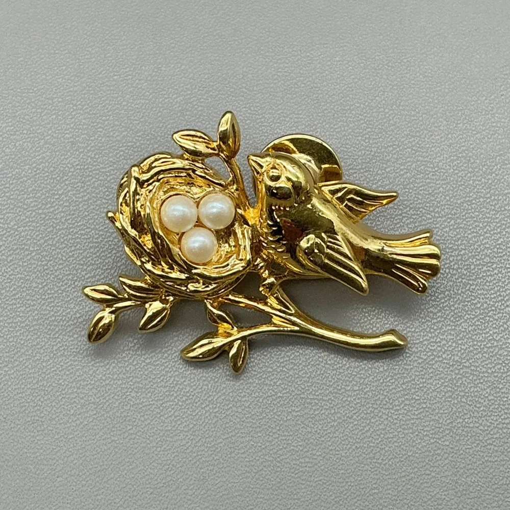 Bird Nest Pin Brooch Women Gold Tone Faux Pearl Accents Vintage Style Accessory
